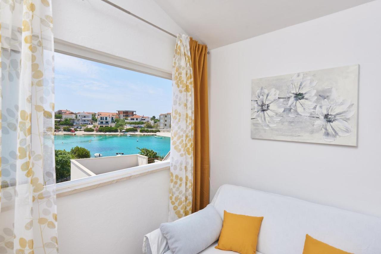 Apartments Lumi Рогозница Экстерьер фото
